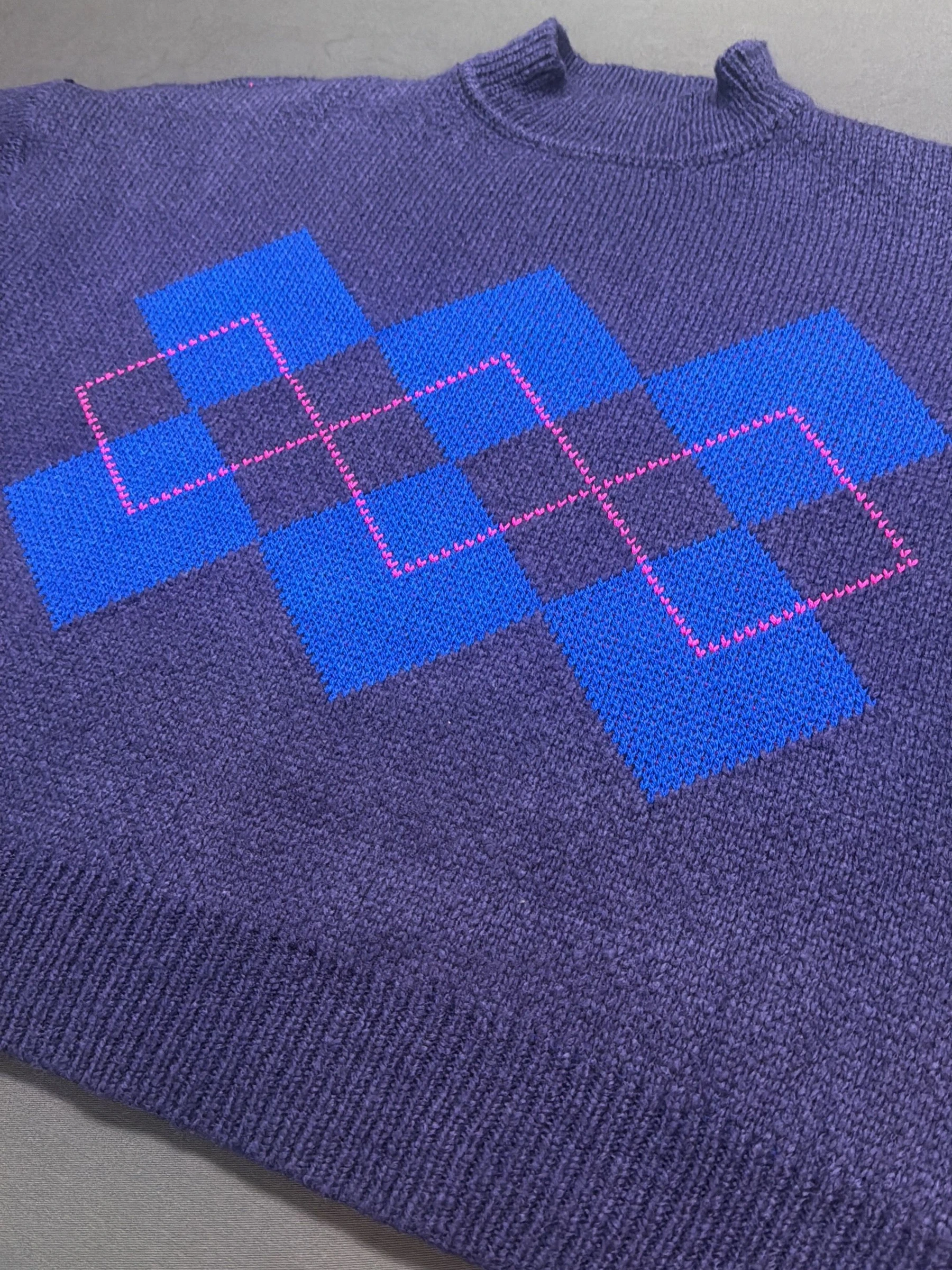 Sweater con rombos en azul y violeta