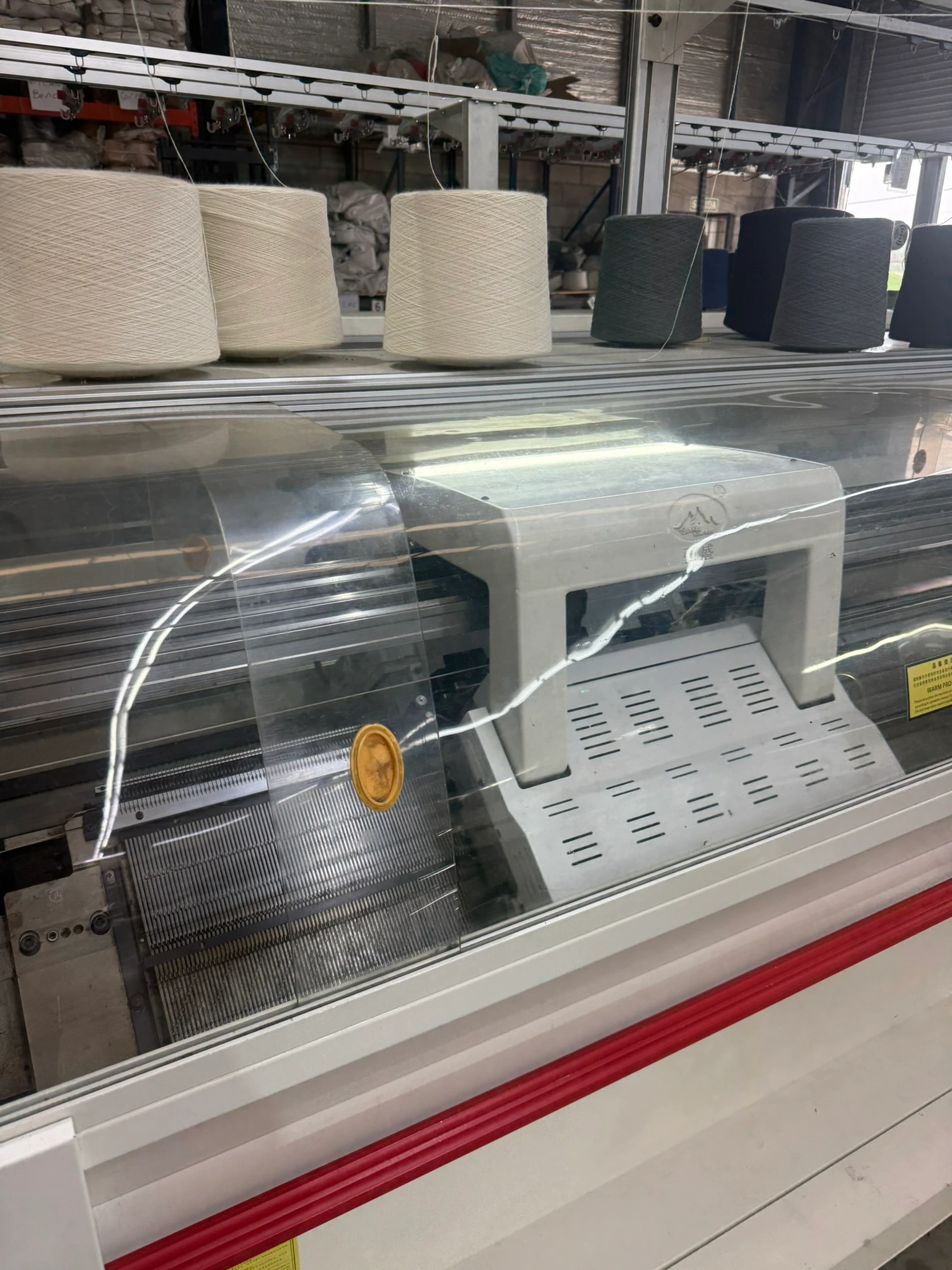 Conos de hilado en la máquina de tejido