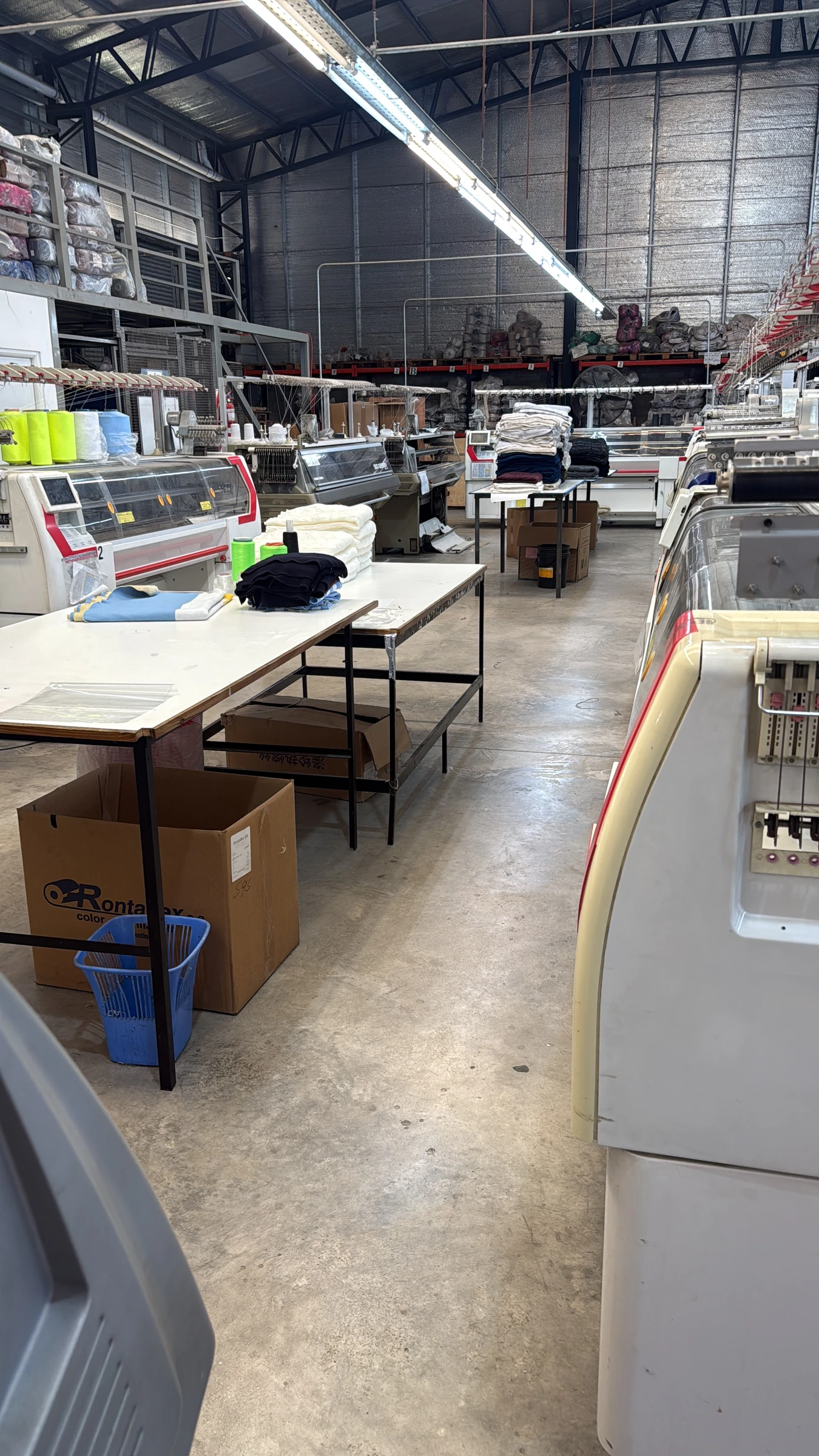 Pasillo y mesas de trabajo de la fábrica